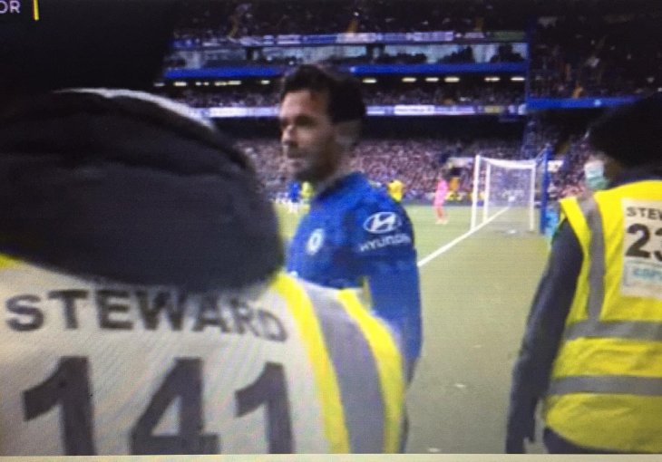 (VIDEO) Zanimljiva scena na Stamford Bridgeu: Kako su redari zasmetali defanzivcu Chelseaja prilikom izvođenja kornera