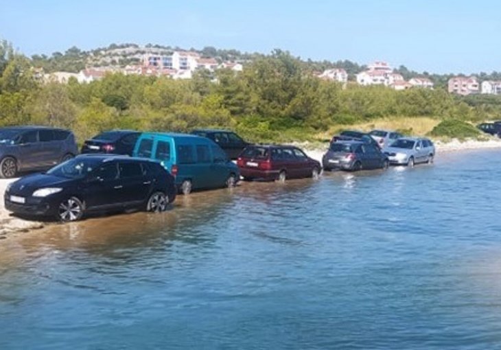 FOTO: Našli su parking na najluđem mjestu, a kazna im vjerovatno nikad neće stići