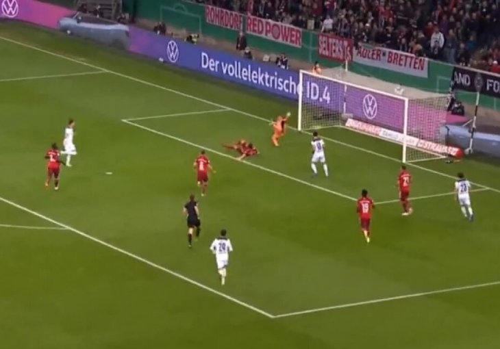BAYERN OVAKAV POTOP NE PAMTI Meč nije pošteno ni počeo, Neuer je vadio loptu iz mreže: I to nije sve, mrežu su mu napunili u samo 20 minuta