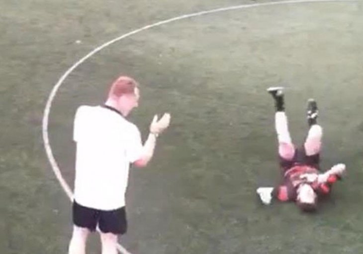 Krenuo da spasi gol, zapeo za mrežu i povrijedio se, saigrači 