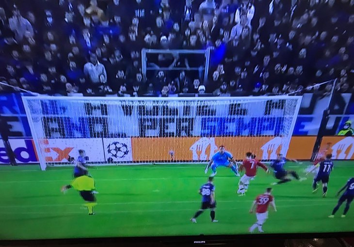 CRISTIANOOOOOOOO RONALDOOOOOO Nigdje ga nije bilo, a onda MAGIJA! Lewa promašio NEMOGUĆE i ostavio Benficu u igri