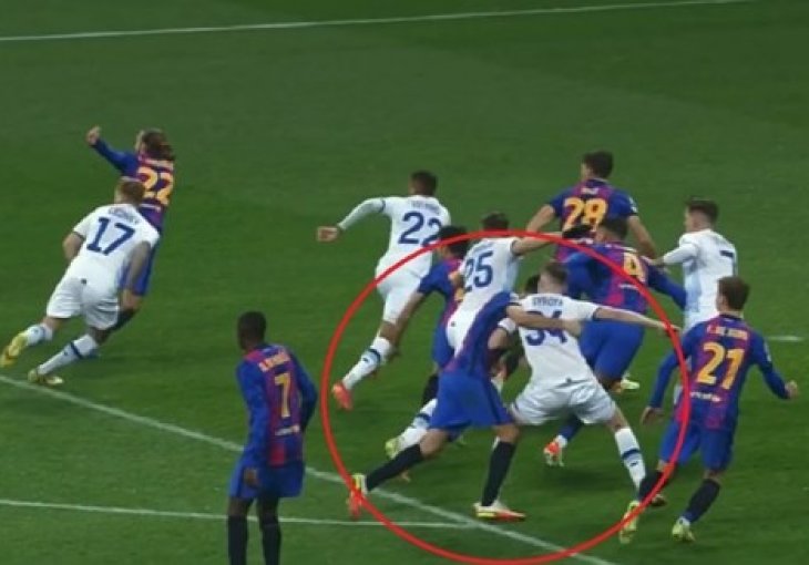 DOKAZ DA JE BARCA JOŠ UVIJEK PIVILEGOVNA, da li je ovo trebao biti penal? Pogledajte hrvački zahvat Busquetsa u šesnaestercu, nisu se oglasili ni sudac ni VAR