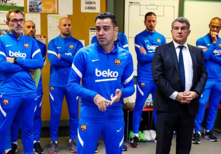 Xavi ušao u svlačionicu i počeo držati govor, 