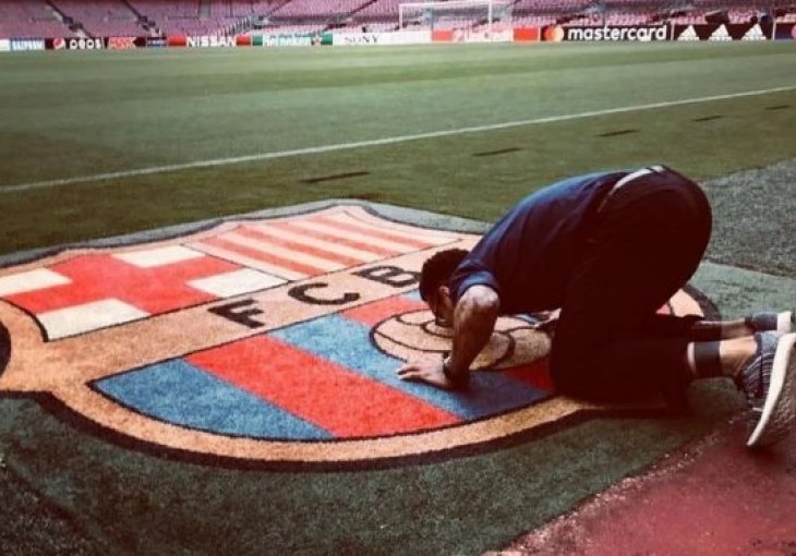 Kakav povratak legende na Camp Nou: Kleknuo je na koljena i poljubio grb Barcelone