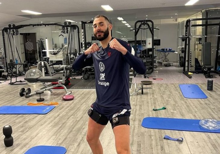 Za stolom su Elber, Wiltord i Nilmar, a zatim ustaje Benzema: 