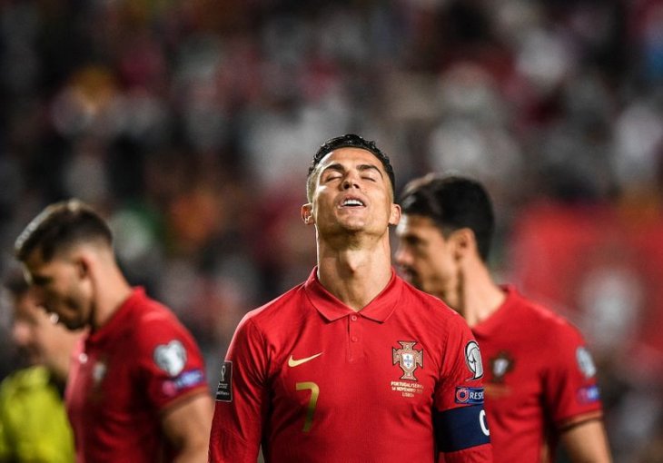 Snimak koji kamere nisu prikazale: Bijesni Ronaldo opet bacio traku zbog poraza od Srbije