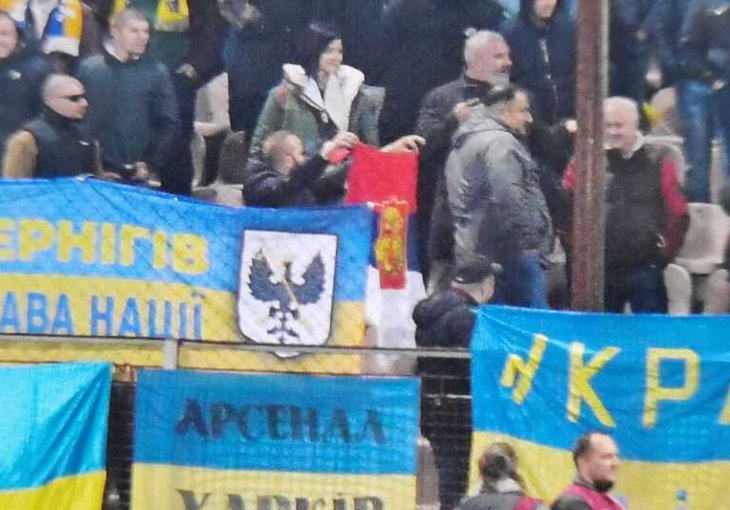 Ukrajinci okrenuli naopako rusku zastavu: BH Fanaticosi bili uvjereni da je srpska, pa ih napali na tribini?!
