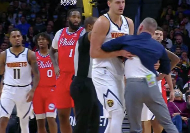 HAOS U DENVERU - JOKIĆ SPASAVAO SUDIJE OD TRENERA: Meloun poludio, nasrnuo na arbitre (VIDEO)