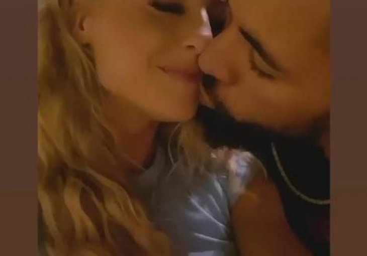 PRVO JE BILA SA ŽENAMA, A SAD SMUVALA FUDBALERA PREMIER LIGE: Par koji je digao Englesku na noge, kad vidite njene slike bit će vam jasno zašto 