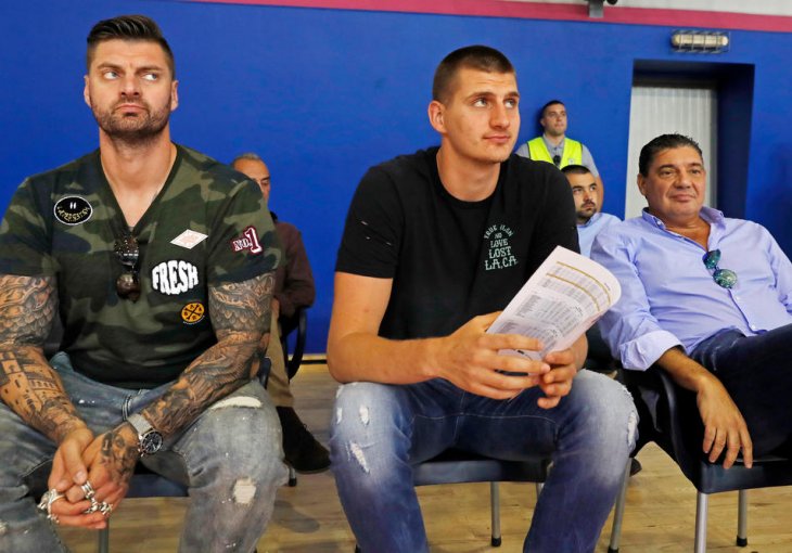 MIŠKO RAŽNATOVIĆ OBJAVIO FOTKU SA JOKIĆEVOM BRAĆOM: Svi su gledali u njih! (FOTO)