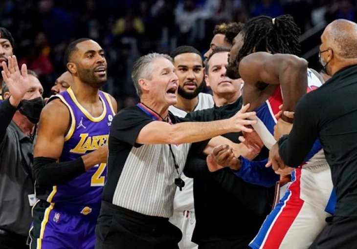 Bijesan i krvav jurio LeBrona po cijelom terenu da ga prebije, rušio sve pred sobom, držalo ga 10 ljudi: Neviđen NBA haos!