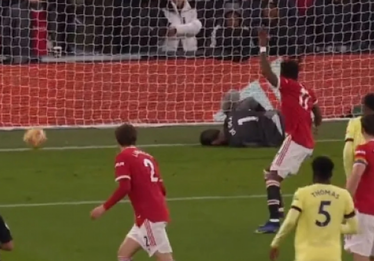 NAJLUĐI gol sezone na Old Traffordu: De Gea ležao na golu, Arsenal zabio (VIDEO)