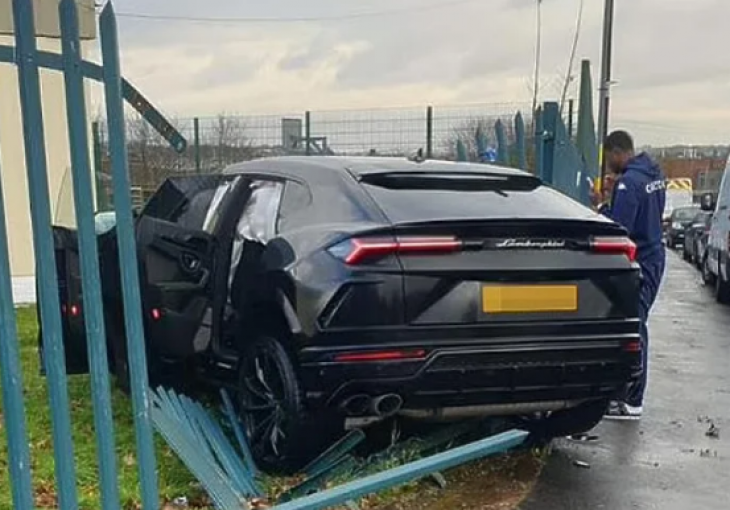 Fudbaler se Lamborghinijem zabio u ogradu islamskog centra, izbjegnuta tragedija