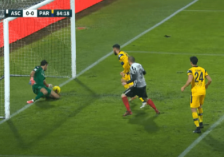 JE LI ON UOPĆE S OVE PLANETE Brani u ŽIVOTNOJ FORMI: Svi su je vidjeli u golu, samo ne Buffon (VIDEO)