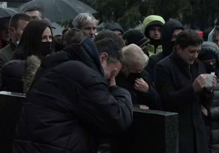 Potresna scena na Mocinoj sahrani: Navijač održao govor, naslonio na spomenik i plakao kao kiša