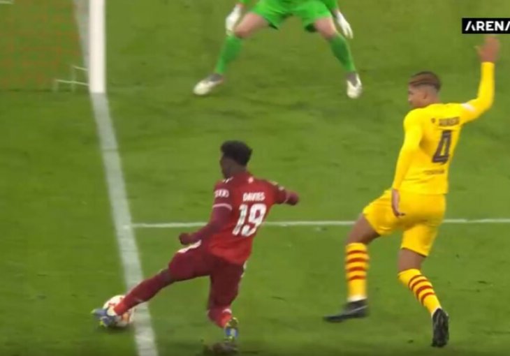 ZABIO GOLČINU S 25 METARA, A ONDA ZABILJEŽIO NESTVARAN PROMAŠAJ Bayern ipak postigao i treći gol, stiče se dojam da je morao biti poništen