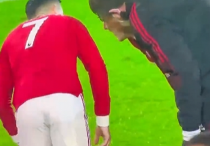 Uhvatio se za grudi i prekinuo utakmicu: Zvijezda Uniteda prestrašila sve zaljubljenike u fudbal (VIDEO)