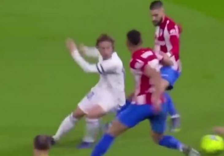 DOKTORSKI POTEZ Pogledajte kako je Modrić piruetom petom poslao suparnike u prazno, hvatali se za glavu 