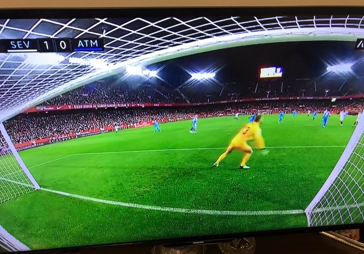 JAOOOOOOOO KAKVA JE OVO BOMBA Ivan Rakitić bacio sve u trans u derbiju kola: Doslovno je probio najboljeg golmana planete (VIDEO)