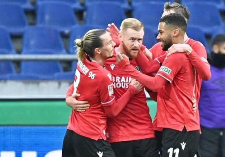 U Njemačkoj je postignut spektakularan gol iz slobodnog udarca s 40 metara: Kažu da je jedan od najljepših ove sezone (VIDEO)