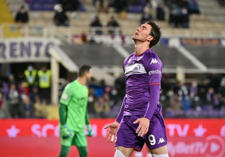 VLAHOVIĆ POBJESNIO ZBOG IZMJENE, KAMERA SNIMILA OVAJ DETALJ: Postigao historijski gol, pa bježao od trenera, ko zna šta mu je sve izgovorio (VIDEO)