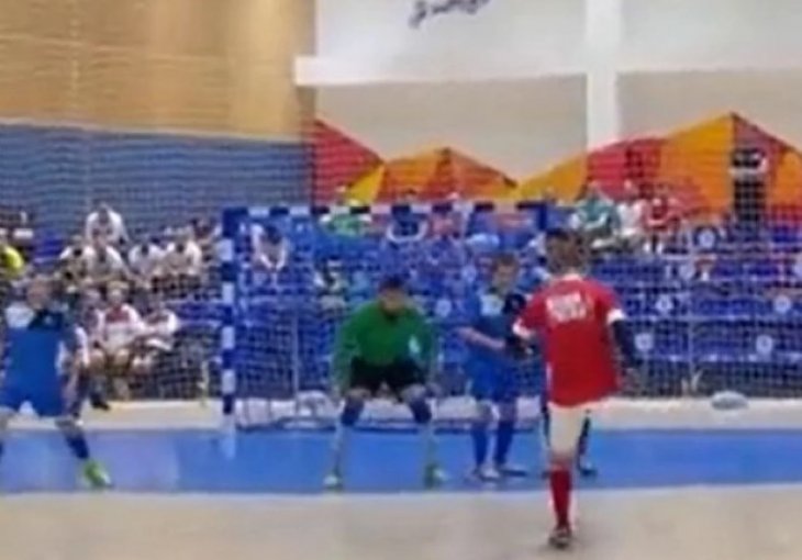 Golman i živi zid nisu znali šta ih je snašlo: Majstorija u futsalu bivše zvijezde Arsenala