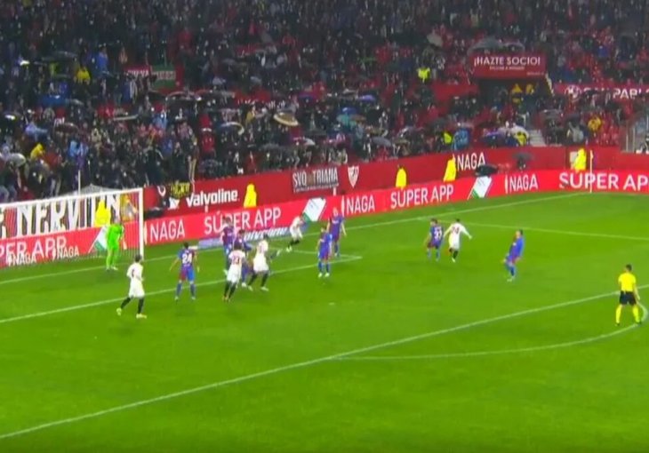 BARCA BILA BOLJA U PRVIH POLA SATA, A ONDA ŠOK Rakitić je sjajno izveo korner, a Gomez majstorksi matirao Ter Stegena
