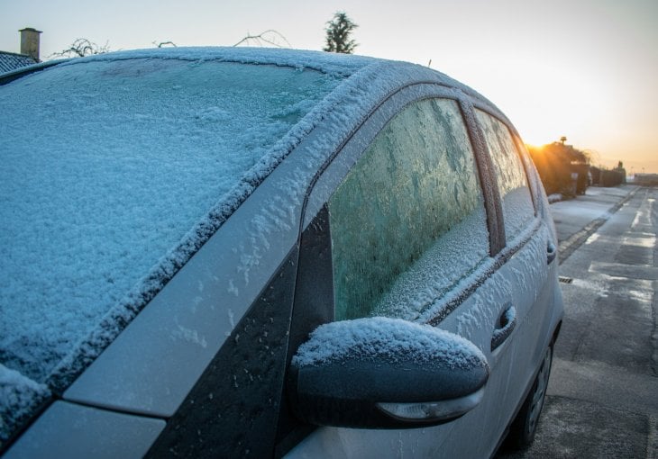 Na kojoj temperaturi smrzava gorivo, a na kojoj akumulator automobila? 