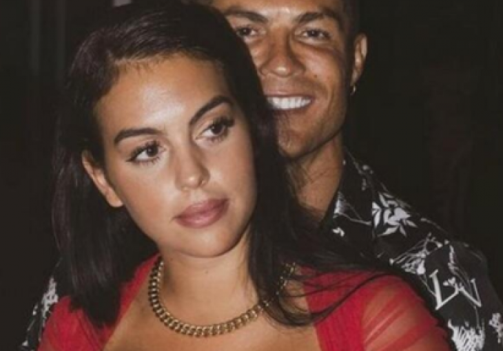 Ronaldo i Georgina u identičnoj odjevnoj kombinaciji proslavili Božić s porodicom