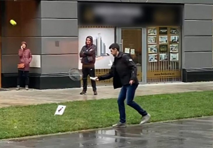 HIT VIDEO SA ULICA BEOGRADA: Kiša pada, a Novak Đoković sa klincima igra tenis u farmerkama i jakni