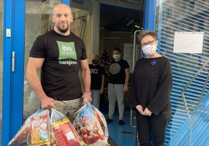 Iron Puki novogodišnjim paketićima obradovao djecu iz Roditeljske kuće