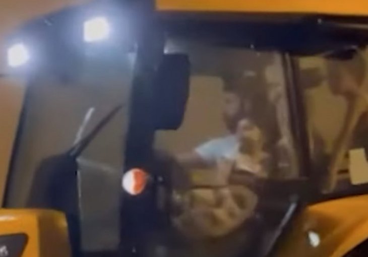Dok drugi voze Ferrarije i Lamborghinije, zvijezda Atletika snimljena kako vozi traktor