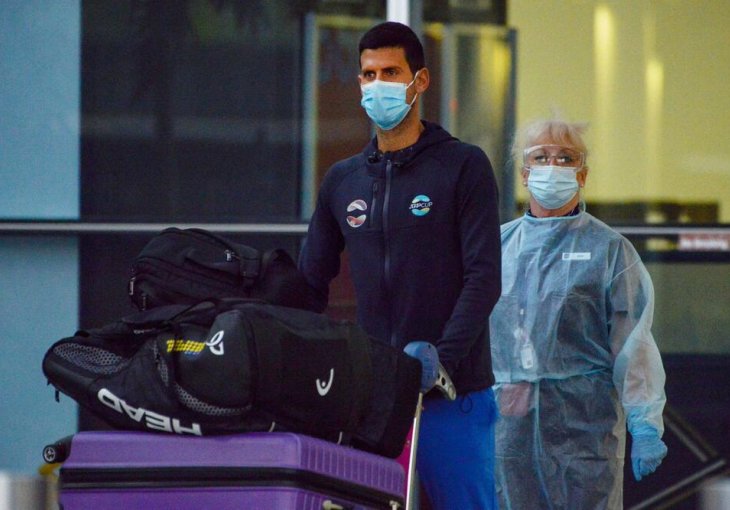 NE ZNAJU ZA STID I SRAM: Poznata avio-kompanija koristi ĐOKOVIĆA ZA REKLAMU! Novaka muče, a oni se sprdaju (FOTO)