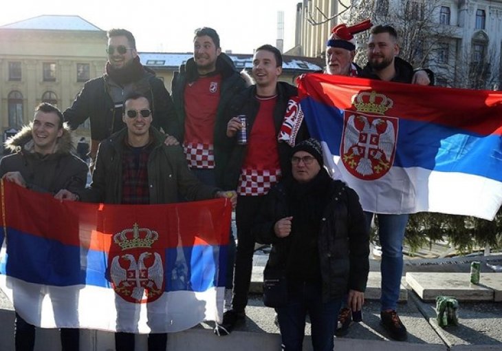 Hrvatski i srpski navijači zajedno čekaju utakmicu: 