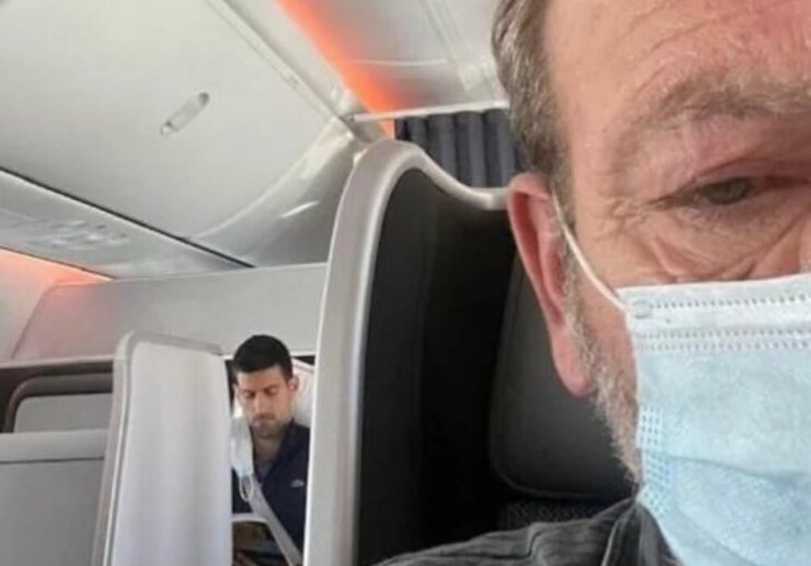 Novak je KRIŠOM SNIMLJEN kako u avionu čita neobičnu knjigu. Evo o čemu se radi /FOTO/