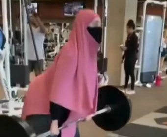 Djevojka s hidžabom je ušla u teretanu: Za nekoliko sekundi je razbila mnoge predrasude! (VIDEO)