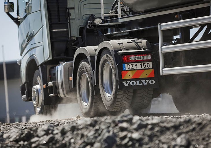RAZLOG JE GENIJALAN: Znate li zašto kamioni ponekad imaju PODIGNUTE TOČKOVE?