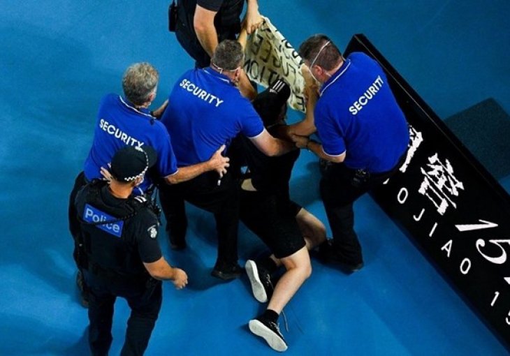 Navijačica skočila s tri metra visoke tribine i nakratko prekinula finale Australian Opena VIDEO