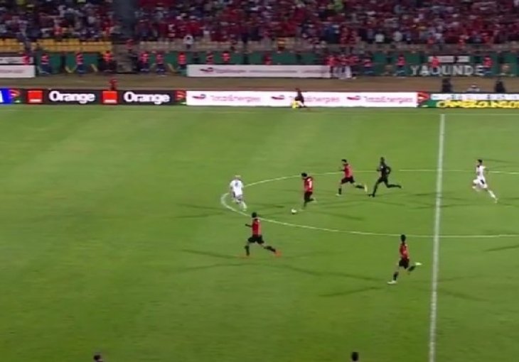 SMIJE IM SE CIJELI SVIJET Četiri Egipćana jurila su na gol koji je branio samo jedan igrač. Akciju je okončao Salah, uslijedio je MUK i NEVJERICA