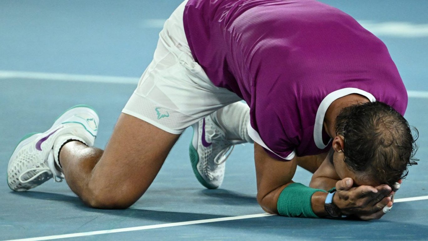 1643564929-sampion-nadal-ima-cudne-rituale-na-terenu-i-van-njega-onaj-s-vocem-je-posebno-neobican