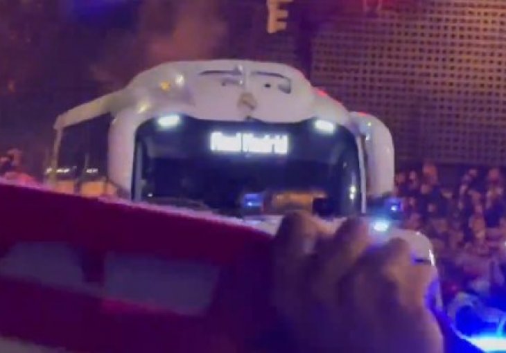 Kamenovan autobus sa igračima Real Madrida