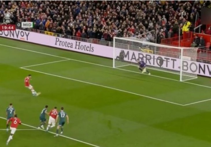 Ronaldo uzeo loptu ispred Fernandesa, pa se obrukao i promašio penal