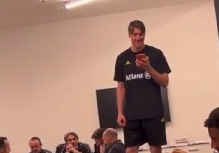 SRBIN NAPRAVIO ŠOU U JUVENTUSU! Vlahović zapjevao PJESMU, pa dobio NEVIĐENE OVACIJE saigrača! (VIDEO)