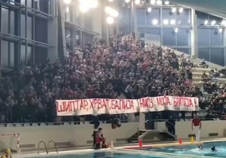 SKANDAL NA DORĆOLU ZGROZIO REGION! Žestoki protesti navijača Zvezde: Tjeraju svog trenera jer Hrvat! SRAMAN transparent na tribinama!