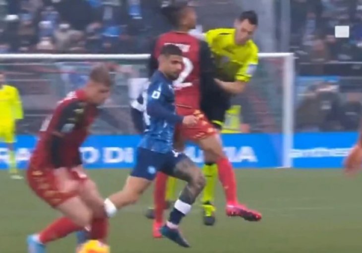 Napoli novom pobjedom prišao Interu na bod, meč obilježio težak sudar igrača i sudije
