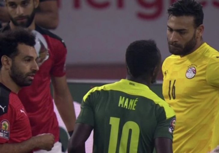 Kad drug udari na druga u finalu: Salah odmah izdao Manea