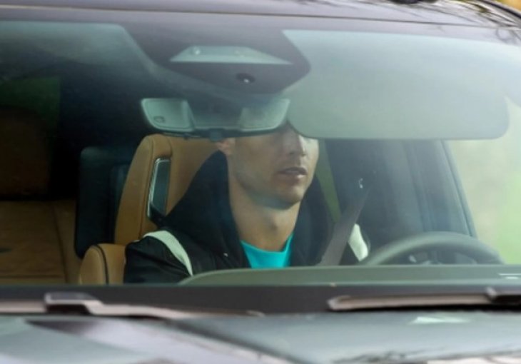 Ronaldo se danas na treningu Uniteda pojavio u luksuznom automobilu zbog kojeg se u subotu rasplakao