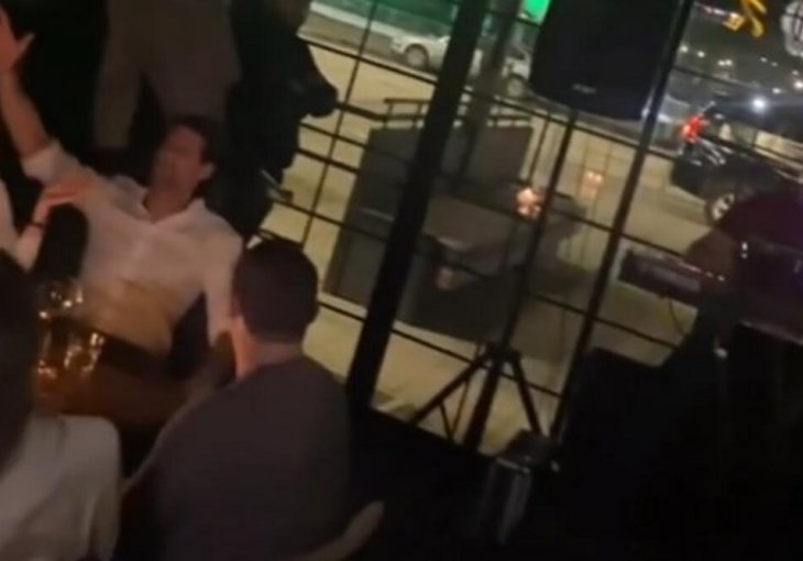 NOVAK PAO U SEVDAH kada je poznati kompozitor ZAPJEVAO veliki hit Halida Bešlića: Dirnuo Đokovića u dušu (VIDEO)