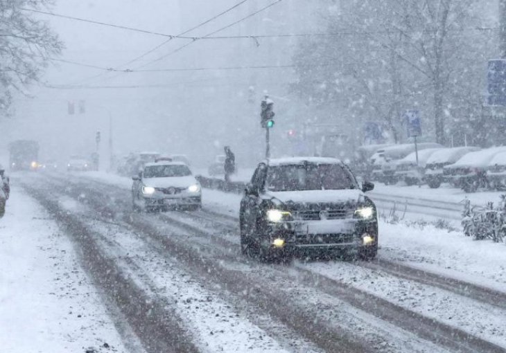 ŠTA DA RADITE AKO AUTO KRENE DA VAM PROKLIZAVA: Jedan potez na mjenjaču može da vam SPASI ŽIVOT, ali morate znati i ovo