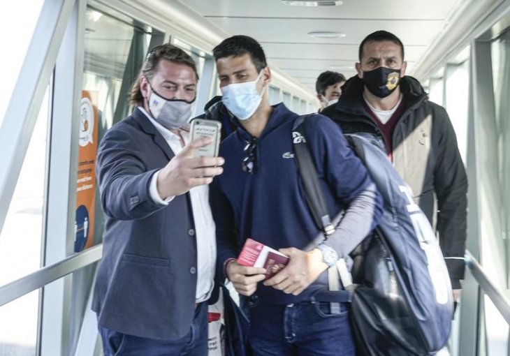 IZNENAĐENJE ZA NOVAKA Đoković stigao na aerodrom, a tamo ga dočekali fudbaleri ovog kluba /FOTO/